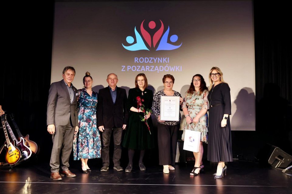 Koło Gospodyń Wiejskich w Cielętach triumfuje w konkursie "Rodzynki z pozarządówki"!